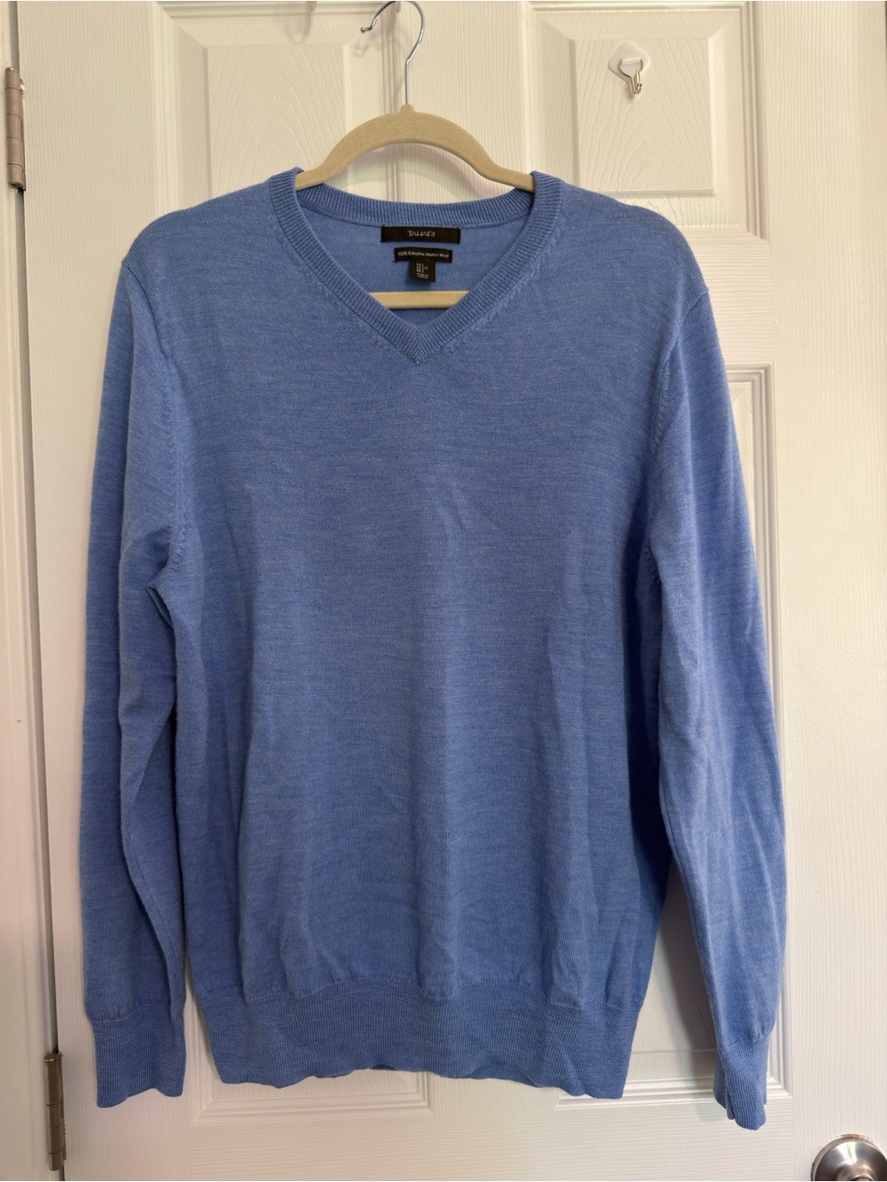 Tahari Men’s V-neck pullover sweater100% extrafine merino wool L -FLAWED
